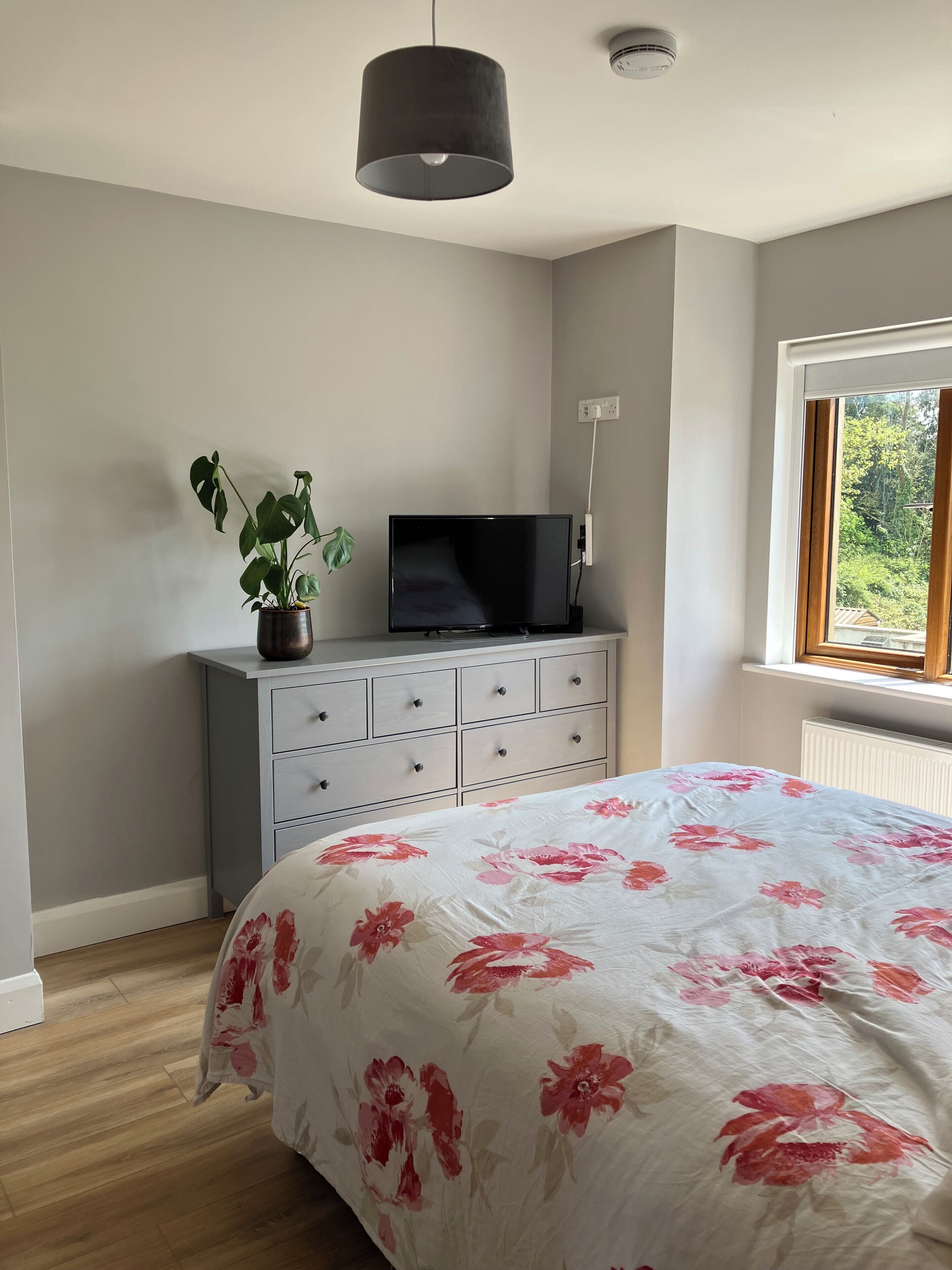 3 habitaciones, escritorio, tabla de planchar con plancha y wifi 