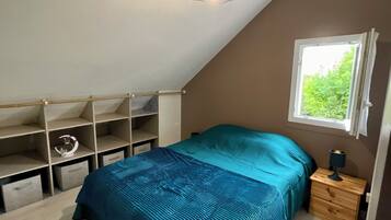 2 bedrooms, iron/ironing board, free WiFi