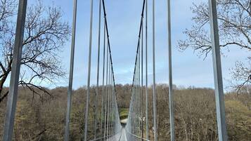 Eine Hängebrücke mit Metallseilen und einem Metallbelag.