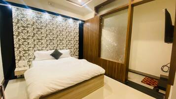Laptop workspace, free WiFi, bed sheets