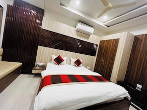 Laptop workspace, free WiFi, bed sheets