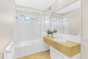 Regadera, amenidades de baño gratuitas, secadora de cabello, shampoo
