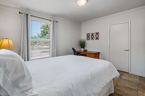 4 soverom, skrivebord, strykejern/-brett og reiseseng for barn