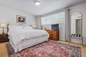 4 bedrooms, desk, iron/ironing board, travel crib