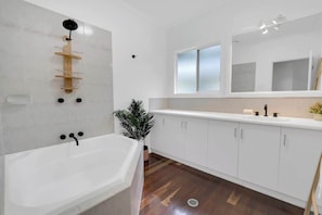 Shower, hair dryer, shampoo - Tropical Refuge—Classic Queenslander Paradise (Aeroglen)