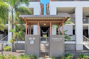 Un edificio moderno con un ingresso coperto, con la scritta '35-41' e 'Terraces on Gattton'.