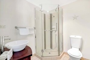 Shower, hair dryer, shampoo - Poolside at Whitfield Waters—Resort-style Retreat (Manoora)