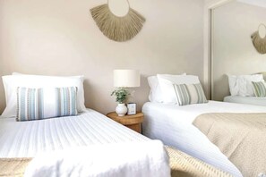 2 bedrooms, iron/ironing board, WiFi, bed sheets - Poolside at Whitfield Waters—Resort-style Retreat (Manoora)