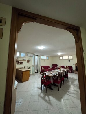 Großer Kühlschrank, Ofen, Herdplatte, Geschirrspüler