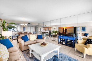 Kondominium, 1 Tempat Tidur King dengan tempat tidur Sofa (Edgewater #303) | Area keluarga | TV