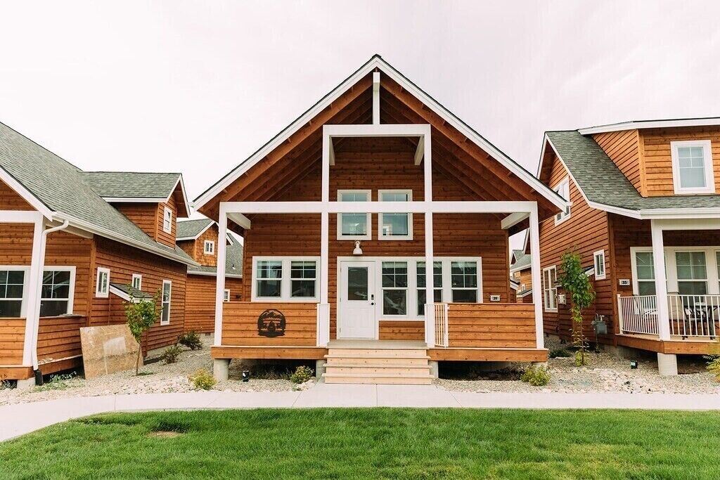 The Bird House - 1 Bedroom with Loft 1.75 Bathroom Parkside Bungalow