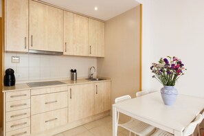 Fridge, microwave, oven, coffee/tea maker - Soul Apartment by Hello Homes Sitges (Sitges)