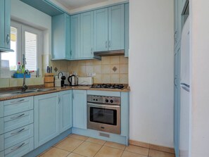 Kjøleskap, mikrobølgeovn, ovn og kaffetrakter/tekoker