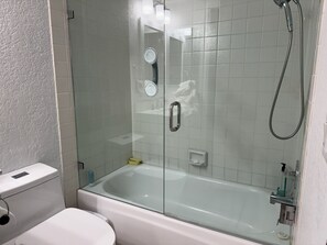 Dusche, Haartrockner, Handtücher, Seife