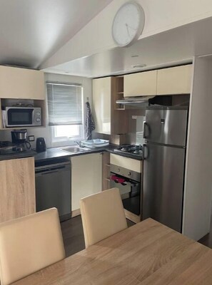 Kühlschrank, Mikrowelle, Ofen, Geschirrspüler