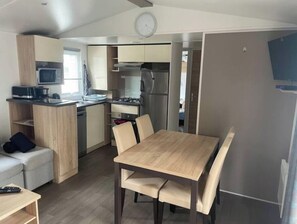 Dining - Mobile-home 6/8 pers. in 4* campsite with swimming pool (Les Mathes)