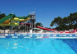 Outdoor pool, a heated pool - Mobile-home 6/8 pers. in 4* campsite with swimming pool (Les Mathes)