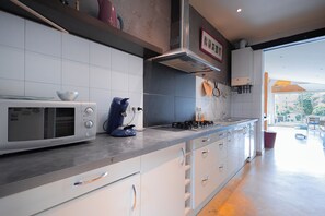 Microwave, oven, stovetop, dishwasher - Maison Spacieuse Avec Jardin et Garage (Bordeaux)