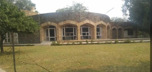 ด้านหน้าที่พัก