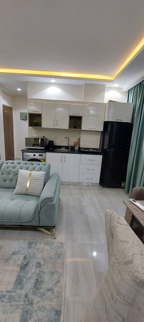 Televisor intel·ligent i taula de tennis de taula 