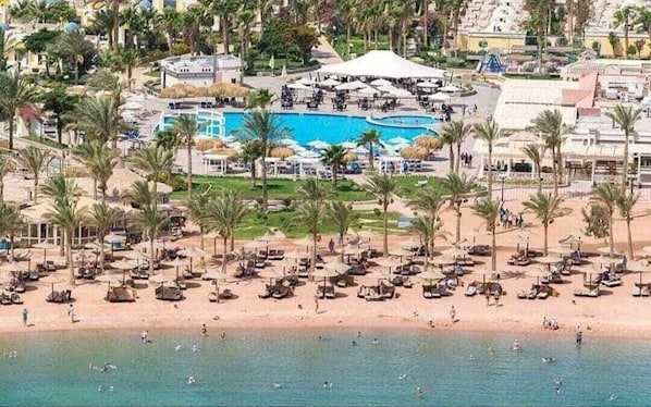 Beach nearby, sun loungers, beach towels