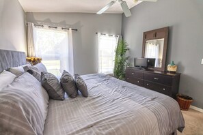 5 quartos, ferros/tábuas de passar roupa, roupa de cama