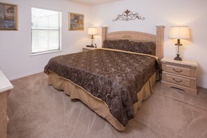 5 bedrooms, iron/ironing board, bed sheets - Robert's Cypress Pointe Vacation Home (Davenport)