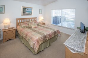 3 bedrooms, iron/ironing board, bed sheets - Fiona's Southern Dunes Vacation Home (Haines City)