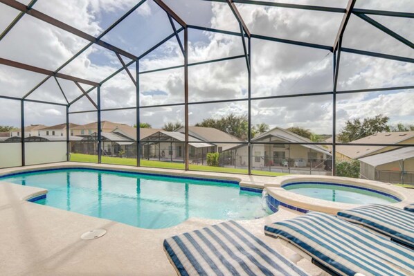 Outdoor pool - Kevin's Highgate Park Vacation Home (Davenport)