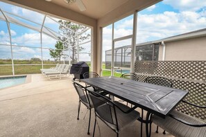 Outdoor dining - The Hill at Highlands Reserve (Davenport)