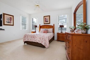 4 bedrooms, iron/ironing board, bed sheets - Windwood Bay Vacation Home (Davenport)