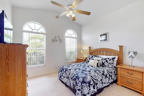 3 bedrooms, iron/ironing board, bed sheets - Len & Arlene's Tuscan Ridge Vacation Home (Davenport)