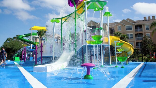 Un parque acuático con múltiples toboganes y atracciones acuáticas.