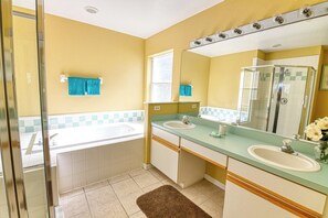 Bathroom - Clifford's Pinewood Estates Vacation Home (Davenport)