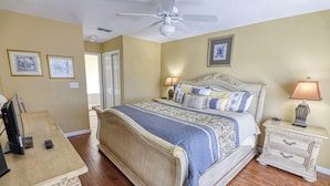 Room - Clifford's Pinewood Estates Vacation Home (Davenport)