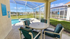 Outdoor dining - Clifford's Pinewood Estates Vacation Home (Davenport)
