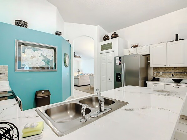 Private kitchen - Cristine's Seasons Vacation Home (Kissimmee)