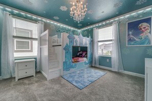 9 bedrooms, iron/ironing board, bed sheets - 9 Bedroom Family Friendly Retreat - Private Pool (Davenport)