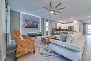 TV - 9 Bedroom Family Friendly Retreat - Private Pool (Davenport)