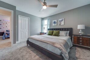 9 間臥室、熨斗/熨衣板、床單