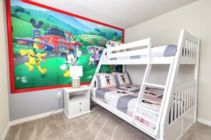 5 bedrooms, iron/ironing board, bed sheets - 5 Bed Luxury Solterra Resort Holiday Home (Davenport)