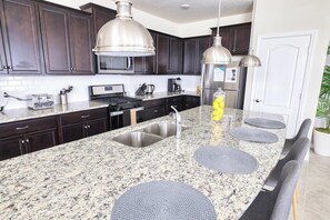 Oven, dishwasher - 5 Bed Luxury Solterra Resort Holiday Home (Davenport)