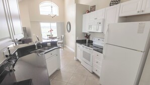Private kitchen - David's Southern Dunes Vacation Home (Haines City)