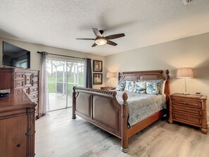 4 bedrooms, iron/ironing board, bed sheets - Anthony's Southern Dunes Vacation Home (Haines City)