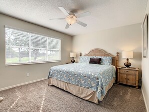4 bedrooms, iron/ironing board, bed sheets - Anthony's Southern Dunes Vacation Home (Haines City)