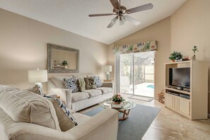 TV - Southern Dunes Vacation Home (Haines City)