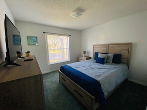 3 bedrooms, iron/ironing board, bed sheets - Cary's Southern Dunes Vacation Home (Haines City)