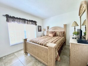 3 bedrooms, iron/ironing board, bed sheets - Glenna's Southern Dunes Vacation Home (Haines City)