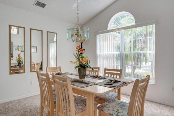 Dining - Maria's Southern Dunes Vacation Home (Haines City)