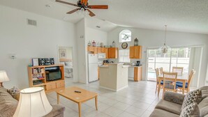 Living area - Paul's Southern Dunes Vacation Home (Haines City)
